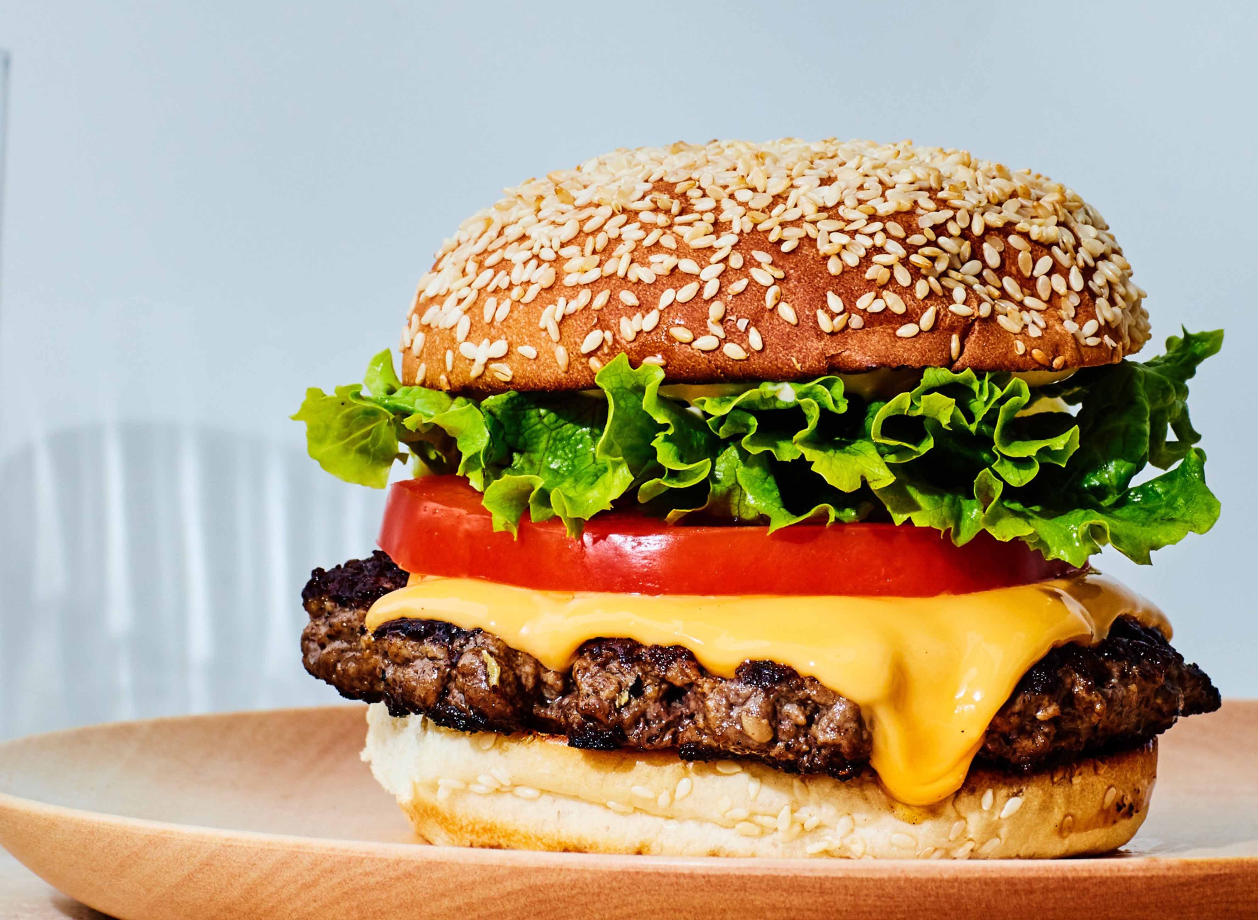 Повар на бургеры. Недоеденный бургер. Стрит фуд бургеры. Эйч бургер. Бургеры басты.