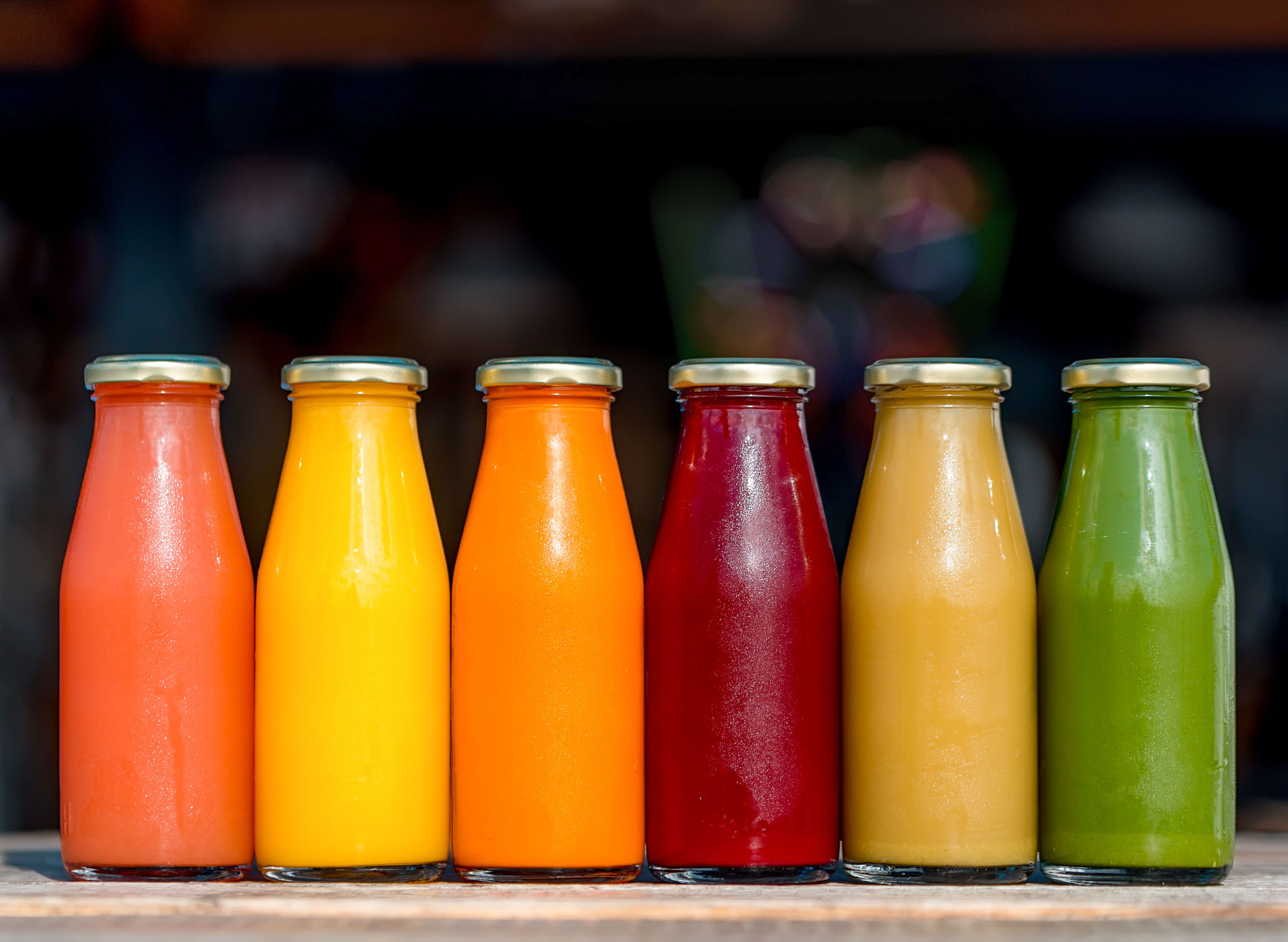 Картинки соков в бутылках. Натуральные соки в бутылках. Соки и морсы. Фото сока в бутылке. Апельсиновый сок в бутылочке.