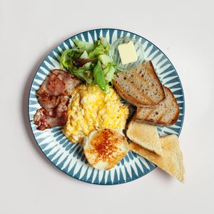 Scrambled eggs with goat cheese