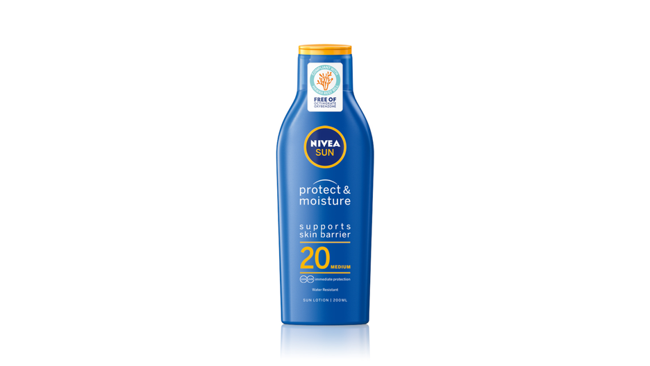 Moisture protect. Нивея сан лосьон. nivea sun spf 30 на прозрачном фоне. nivea sun protect moisture spf50 срок годности.