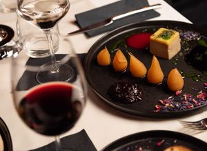 red carpet lounge & piano bar