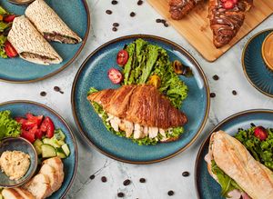 Zümmögô Pékség & Kávézó