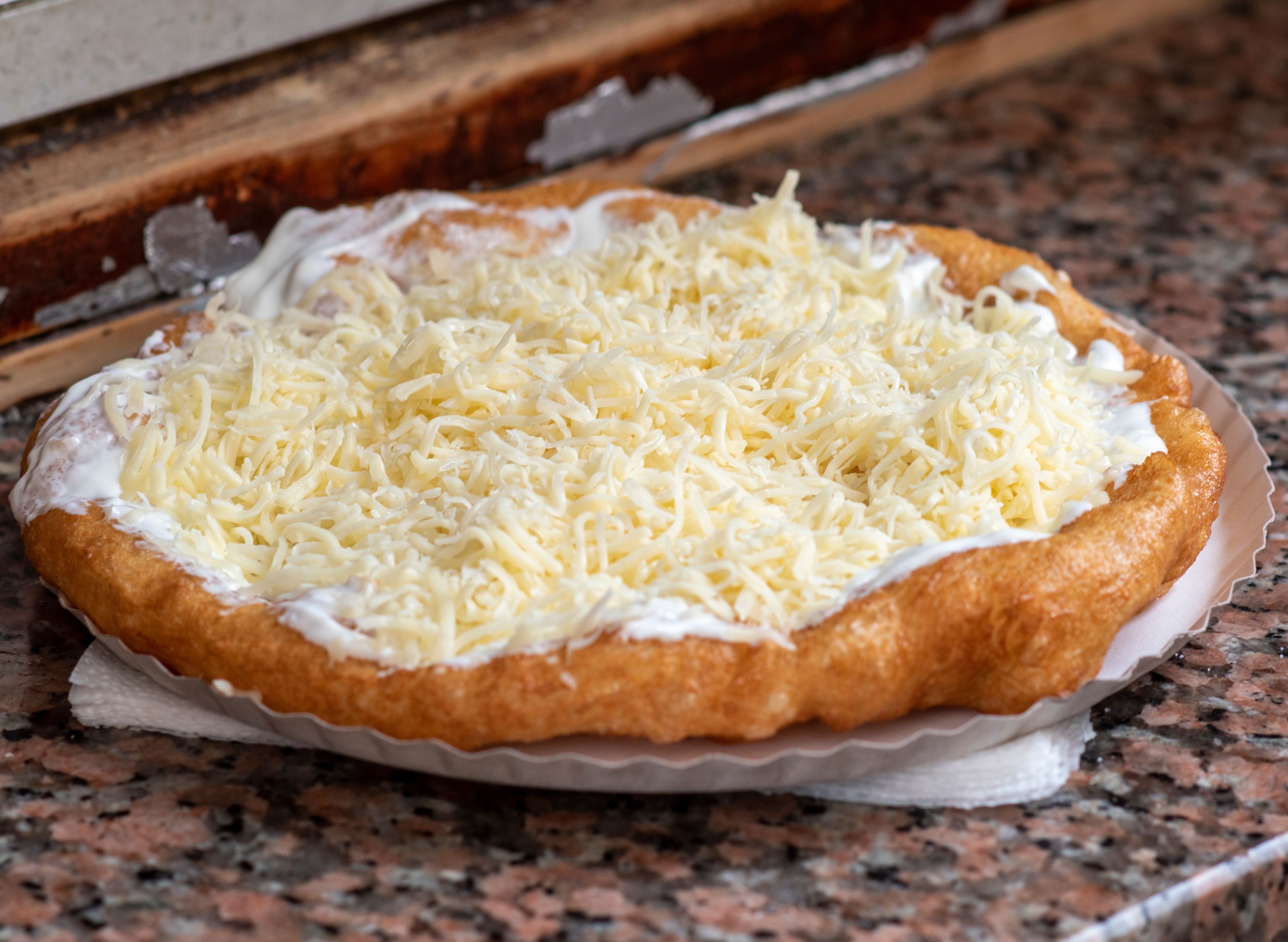 Varázs Kürtős & Lángos vendor logo