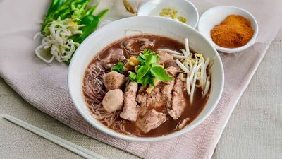 អ៊ីឈុយគុយទាវទឹកខ្មៅណាំតុក បុកល្ហុង (ផ្សាររាត្រីធីអឹម)