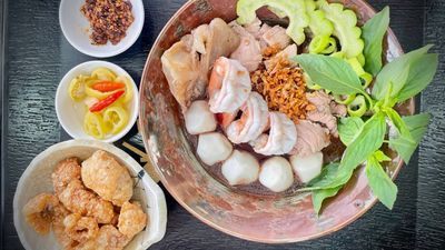 សិរីគុយទាវទឹកខ្មៅ នឹង បុកល្ហុង (តាខ្មៅ)