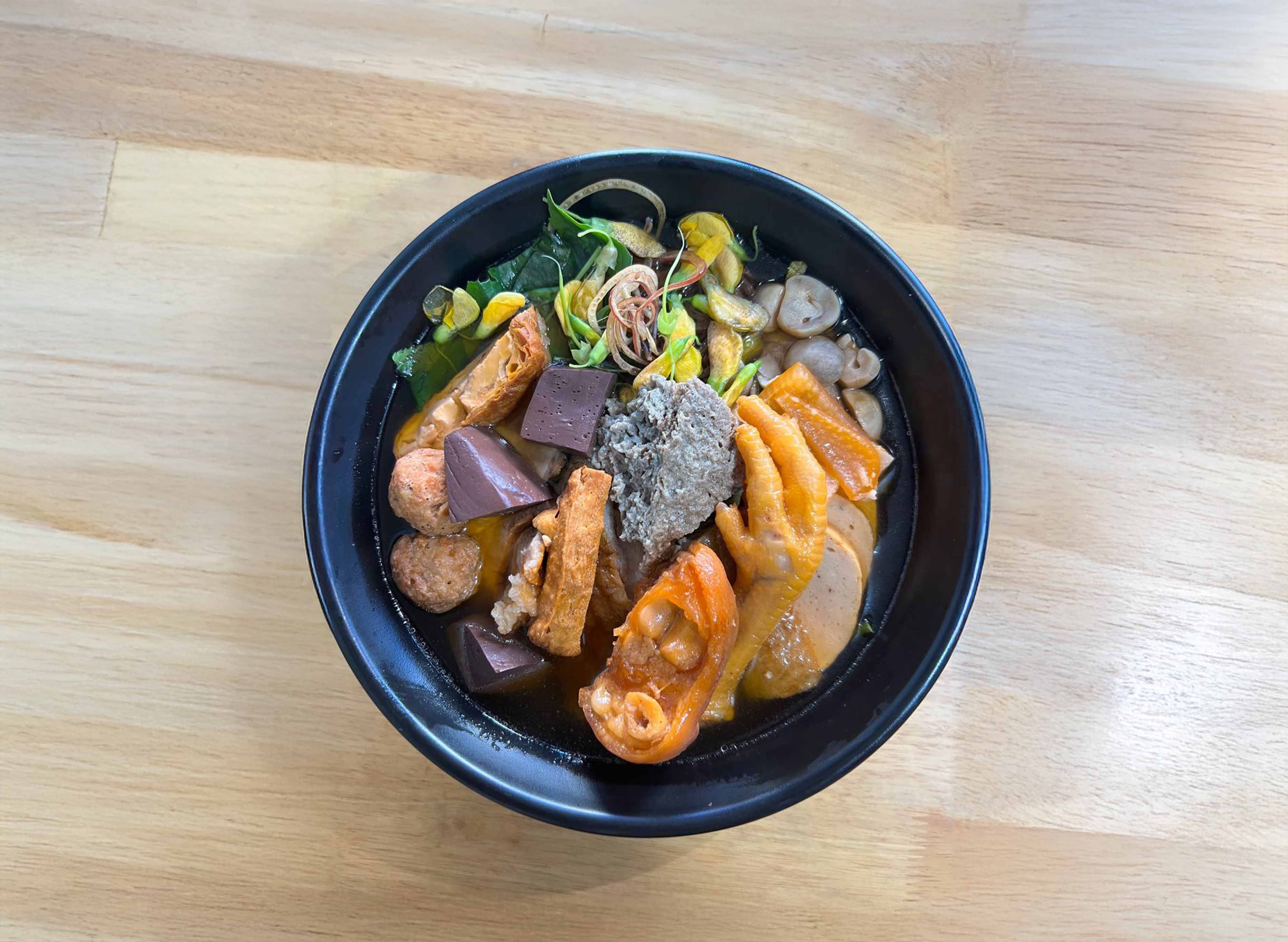 Ular klitorislarini qattiq ishqalaydilar va orgazmga kiradilar