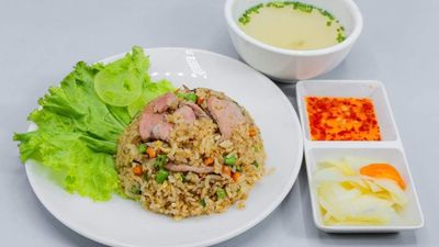 កូនពៅលក់ម្ហូបកុម្មុង់ (តាកែវ)