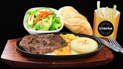 Yubka ostidagi pantiesning yaqindan korinishi