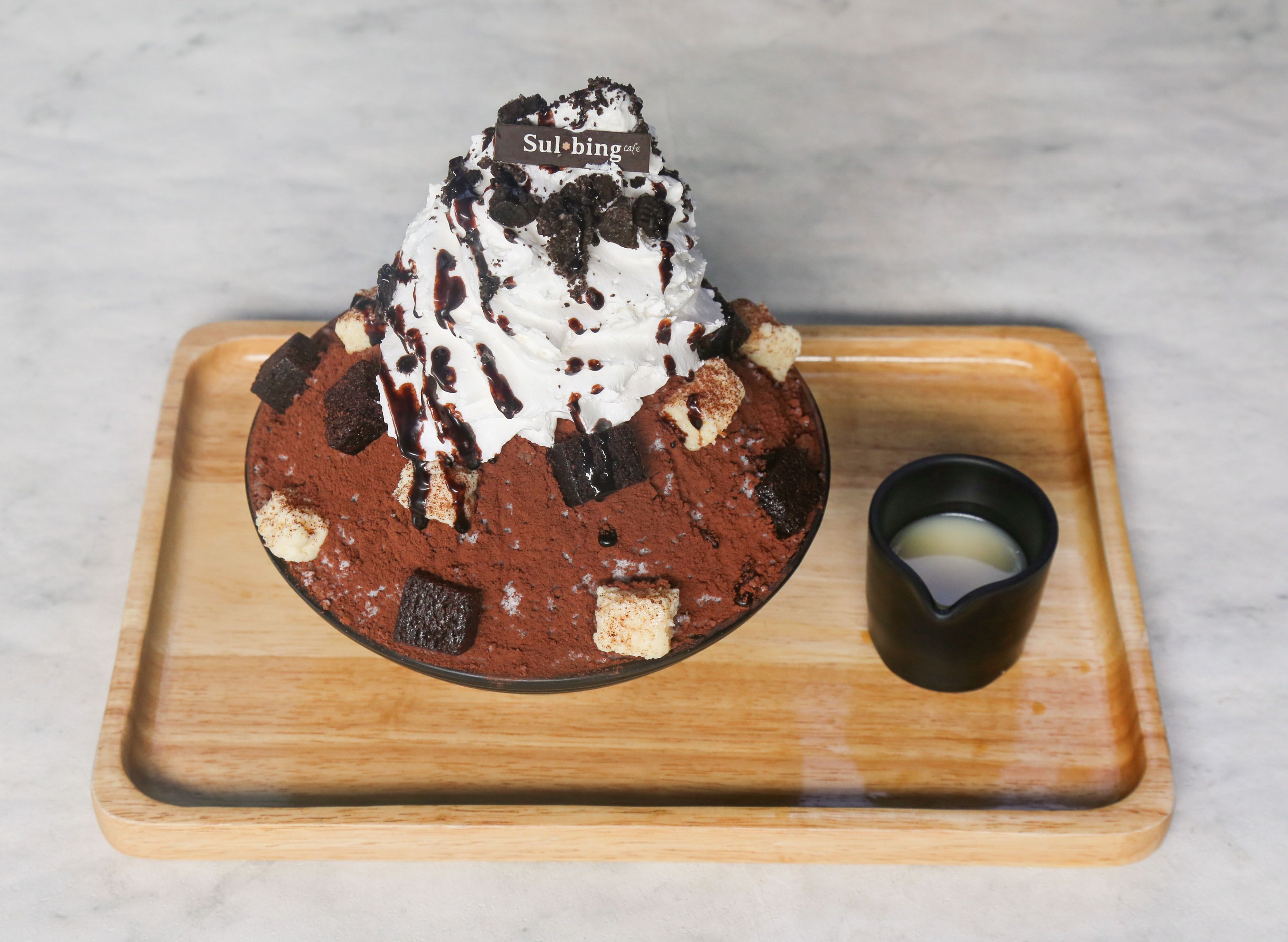 U tort oyoqqa turib sordi.