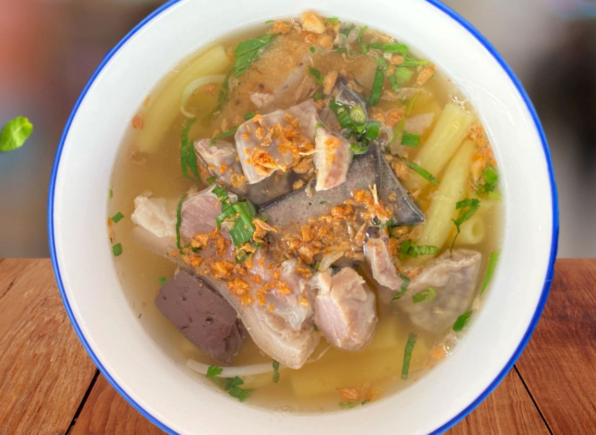 Ayol kompyuter qarshisida onanizm bilan shugullanadi va internetda boladi.