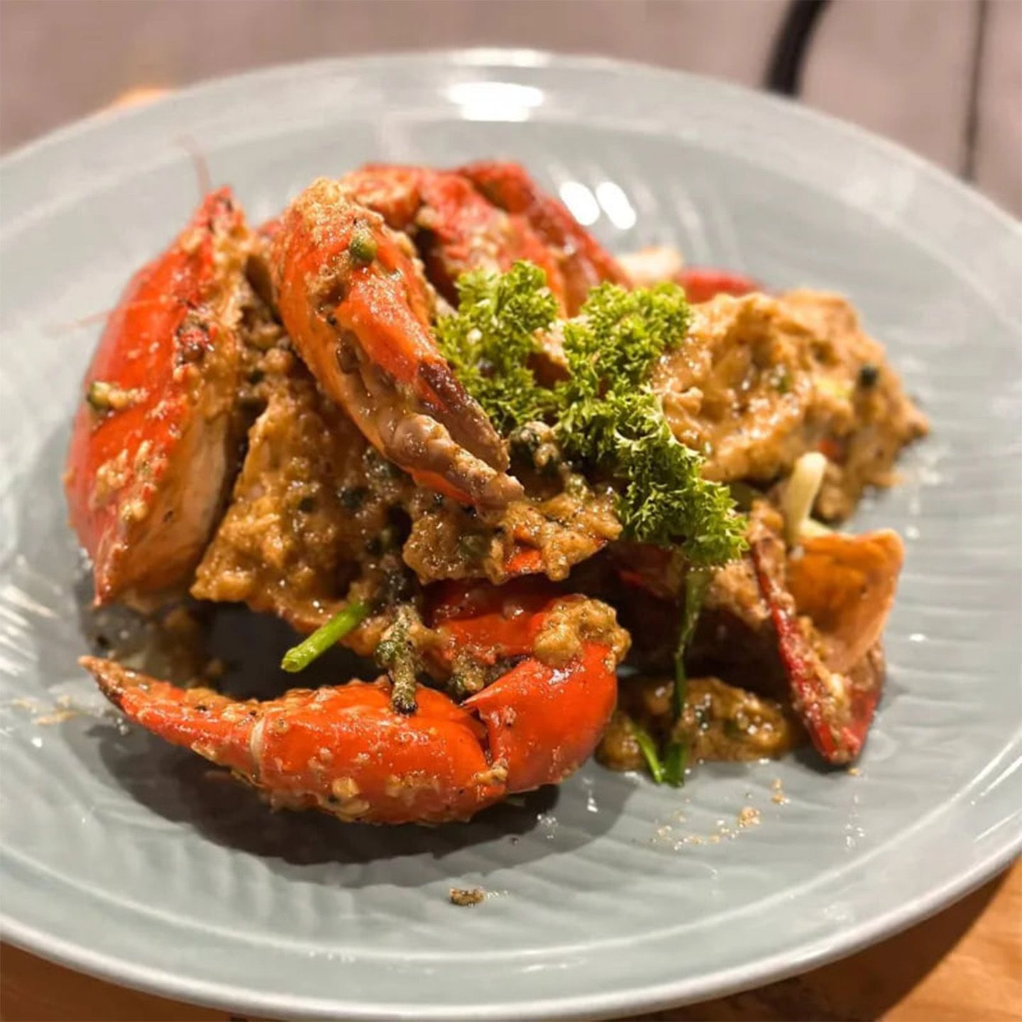 Yigit oz sevgilisini guruh jinsiy aloqa uchun onlayn tomosha qilish uchun berdi