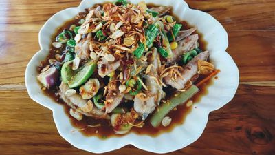 ຮ້ານ ຕໍາ ເອື້ອຍນີນ (ຂົວຫ້ວຍຍິ້ມ)