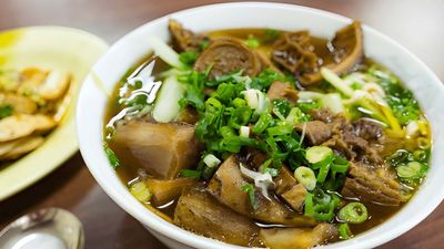 မြစ်ကြီးနားသူ ရှမ်းခေါက်ဆွဲနှင့်ငါးကင်