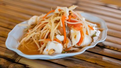 STW Signature ရခိုင်မုန့်တီနှင့်ပင်လယ်စာ