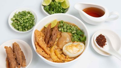 ဒေါ်ချိုကြီး မုန့်ဟင်းခါး နှင့် စားဖွယ်စုံ