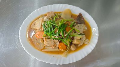 MK ထိုင်းစတိုင် ကြက်ကြောလုံးနှင့် စားဖွယ်စုံ (အောင်မြေသာစံ)