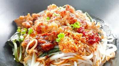 ရွှေယိင်း ၁ ဖက်ထုပ်နှင့် တန်ဖိုးသင့် ကြက်ဆီထမင်း