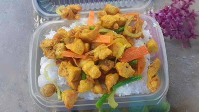 Nasi putih ayam kunyit