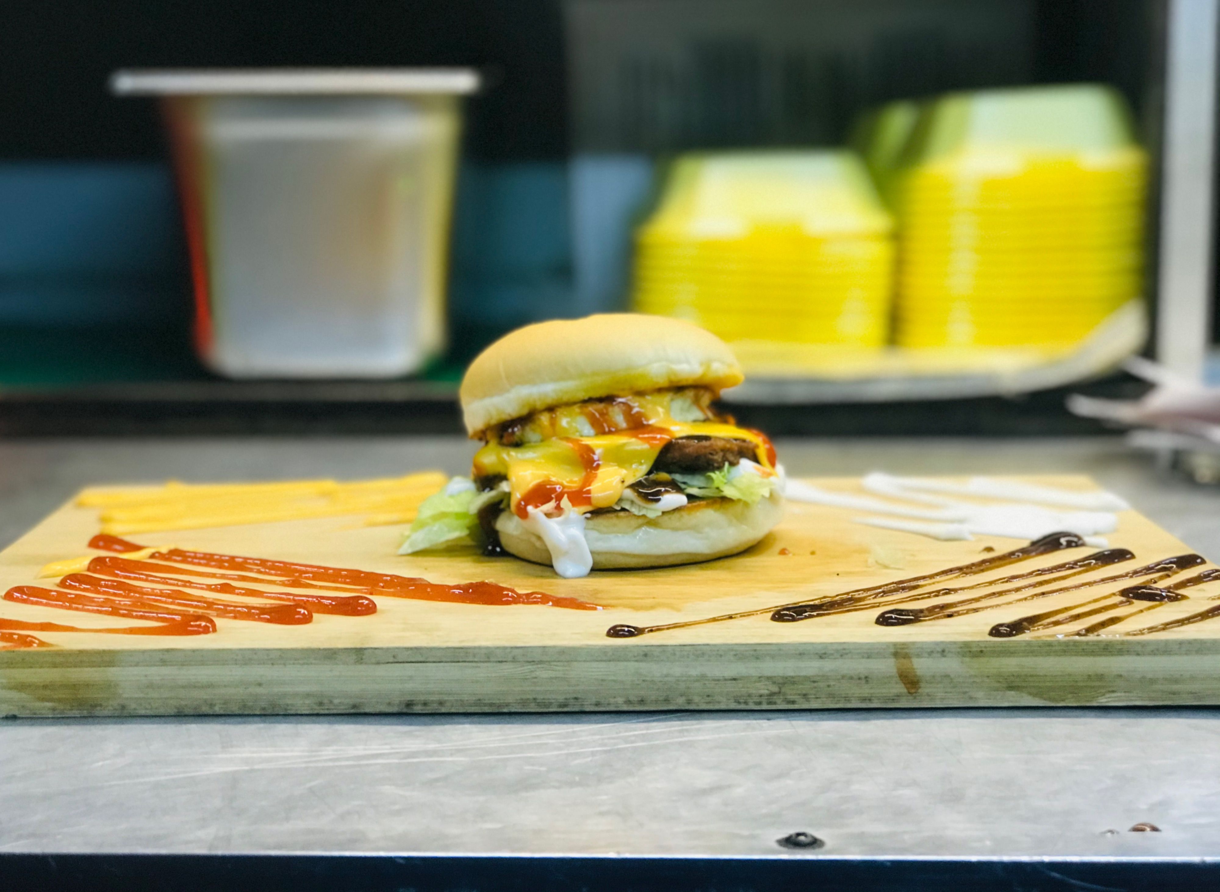 Muazss Burger -Taman Pelangi (jalan kuning 1) vendor logo
