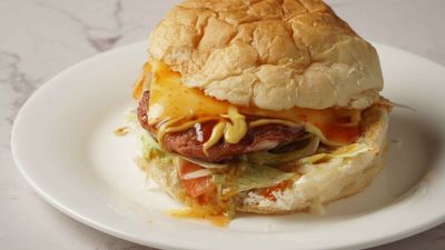 Makan Burger Lepas Maghrib