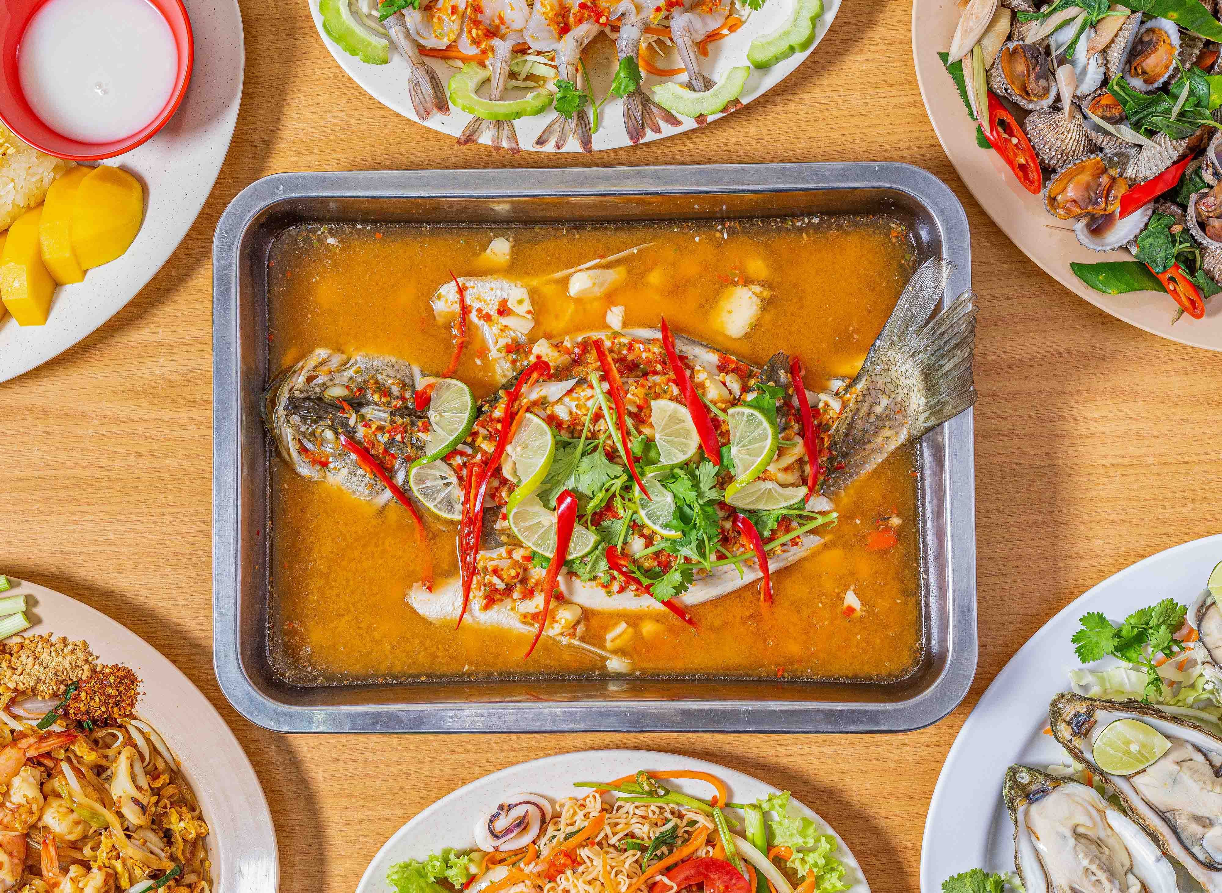 New world thai food restaurant vendor logo
