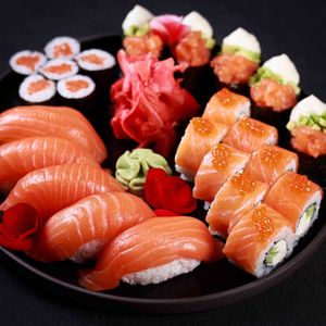 Suzish tanasi ostidagi mushukning fotosurati Suzish tanasi ostidagi mushukning fotosurati