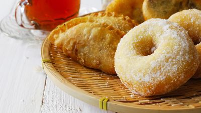 Karipap Donut Bikin Panas (Alam Budiman)