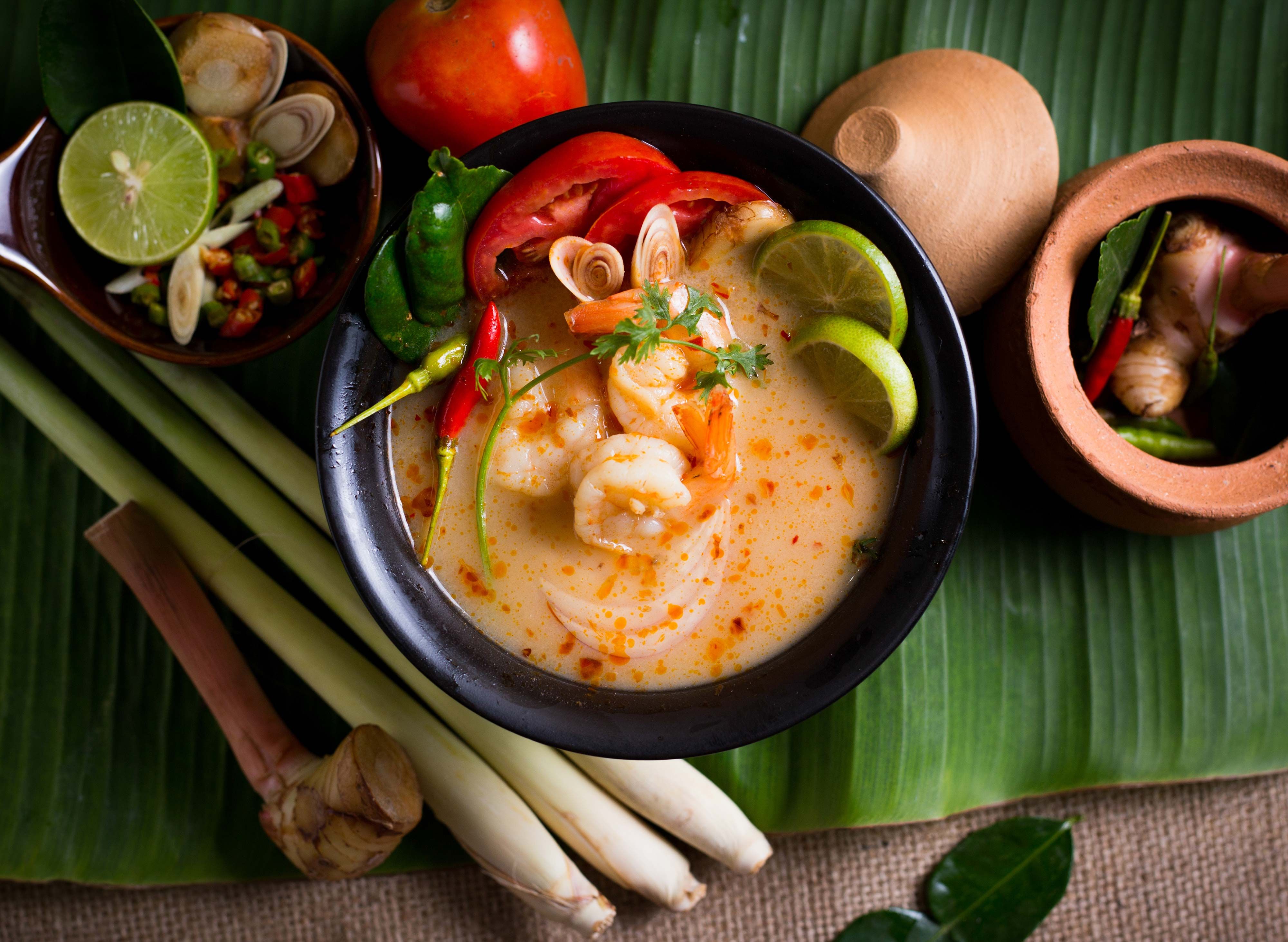 Суп king thai том ям. Tom Yum Kung. Tom Yum суп. Лемонграсс для том ям. Том ям в Тайланде.