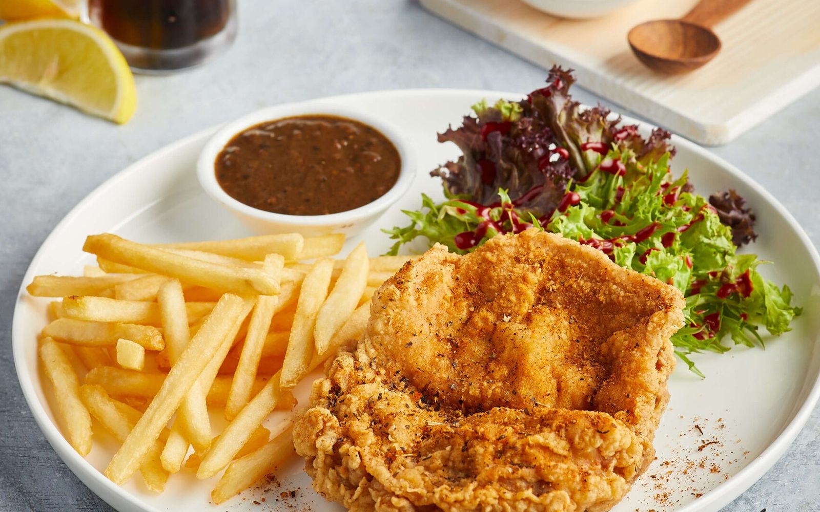 Crispy Chicken Chop dengan fries dan salad