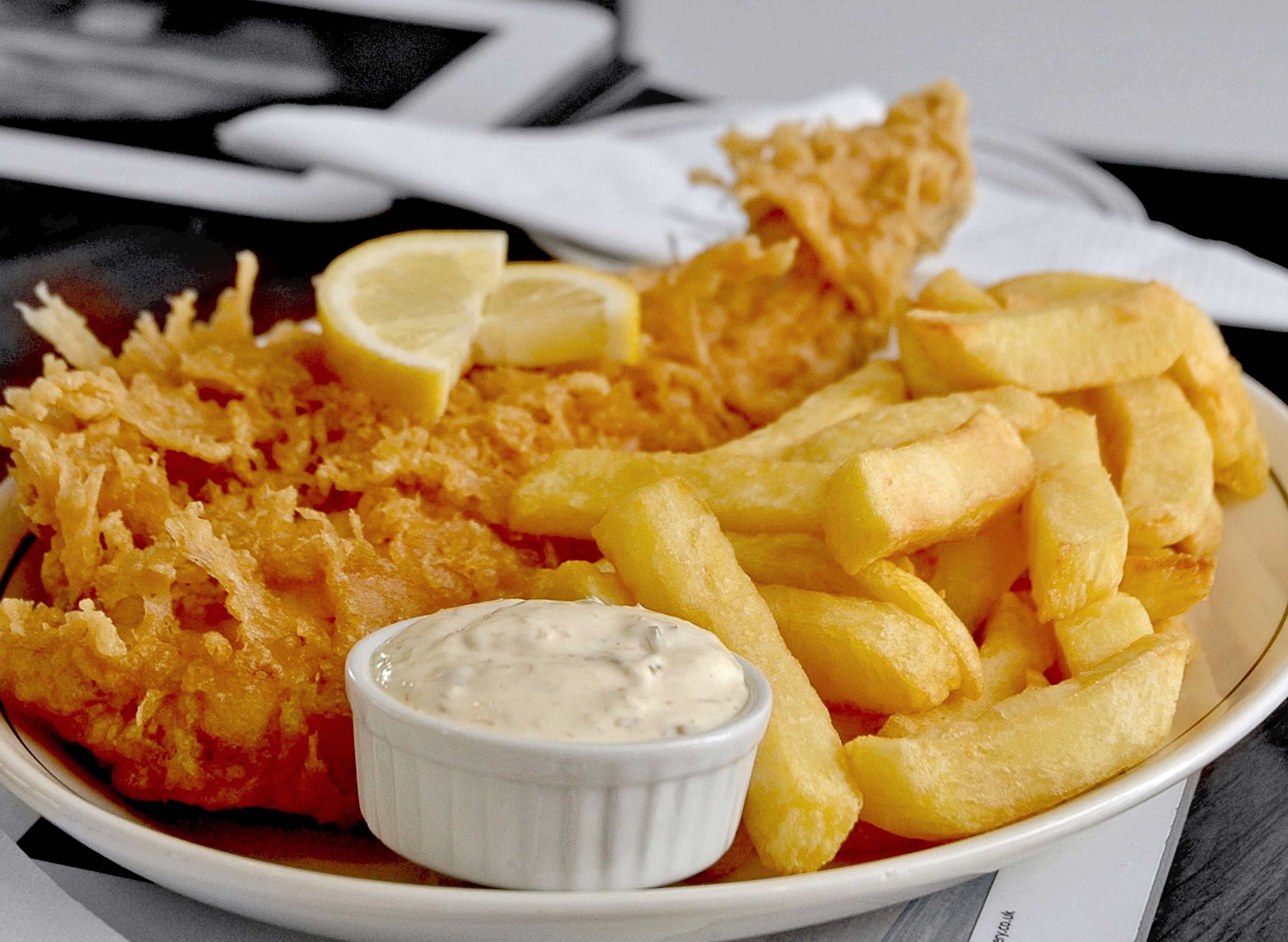 Fish and chips. British Fish and Chips. Фиш энд чипс Fish and Chips. Fish and Chips Британия.