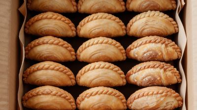 Crispy Karipap & Fried Snack 香脆咖喱卜&炸糕点 (Taman Machang Bubok)