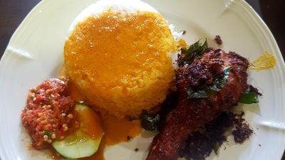 RB Nasi Kukus Ayam Goreng Berempah