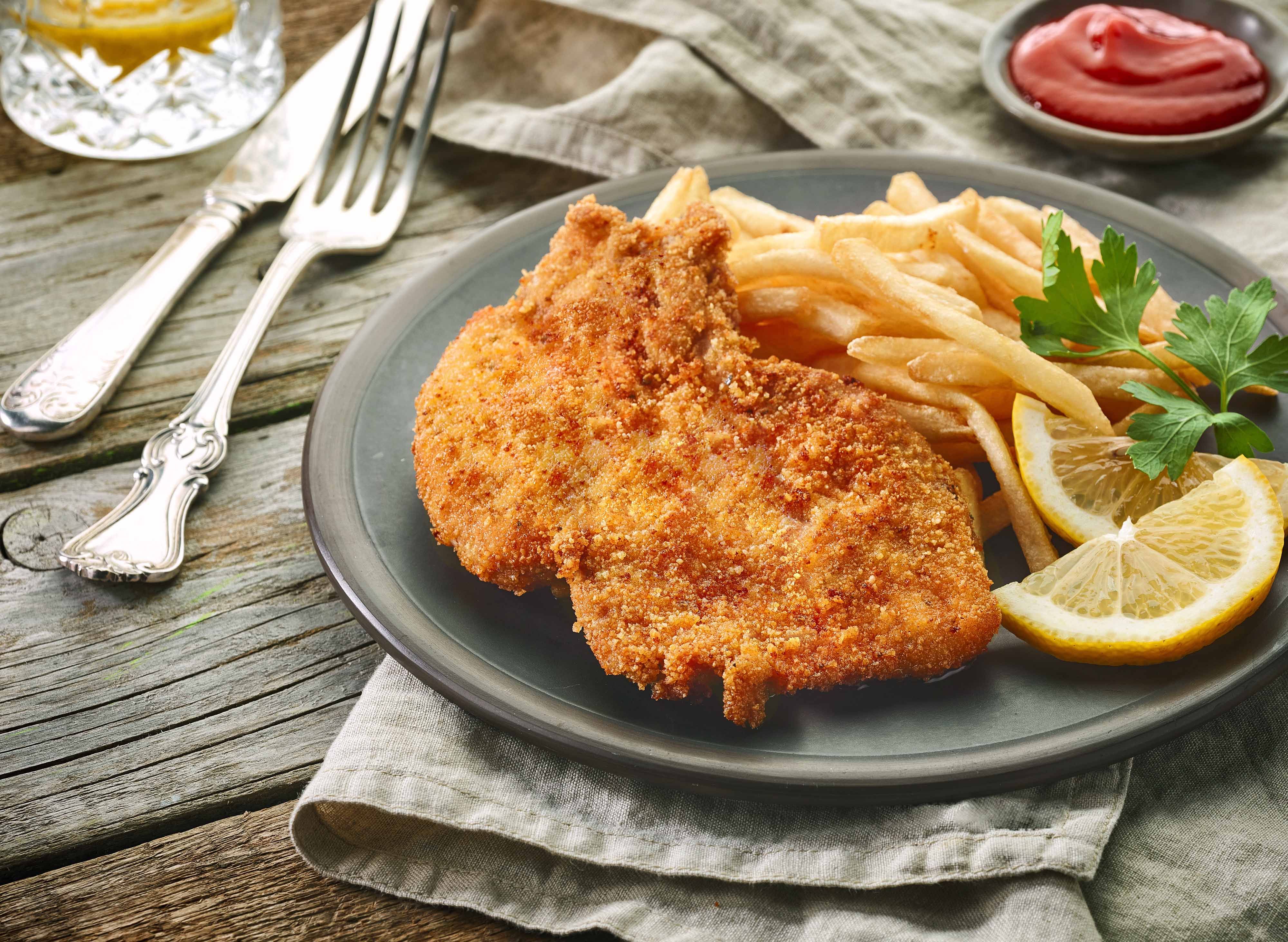 Куриное филе в панировочных сухарях. Куриные отбивные в панировке. Куриные стейки в панировке. Шницель по венски. Куриное филе в сухарях.