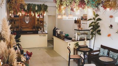 Annsthetic Flowers and Coffee