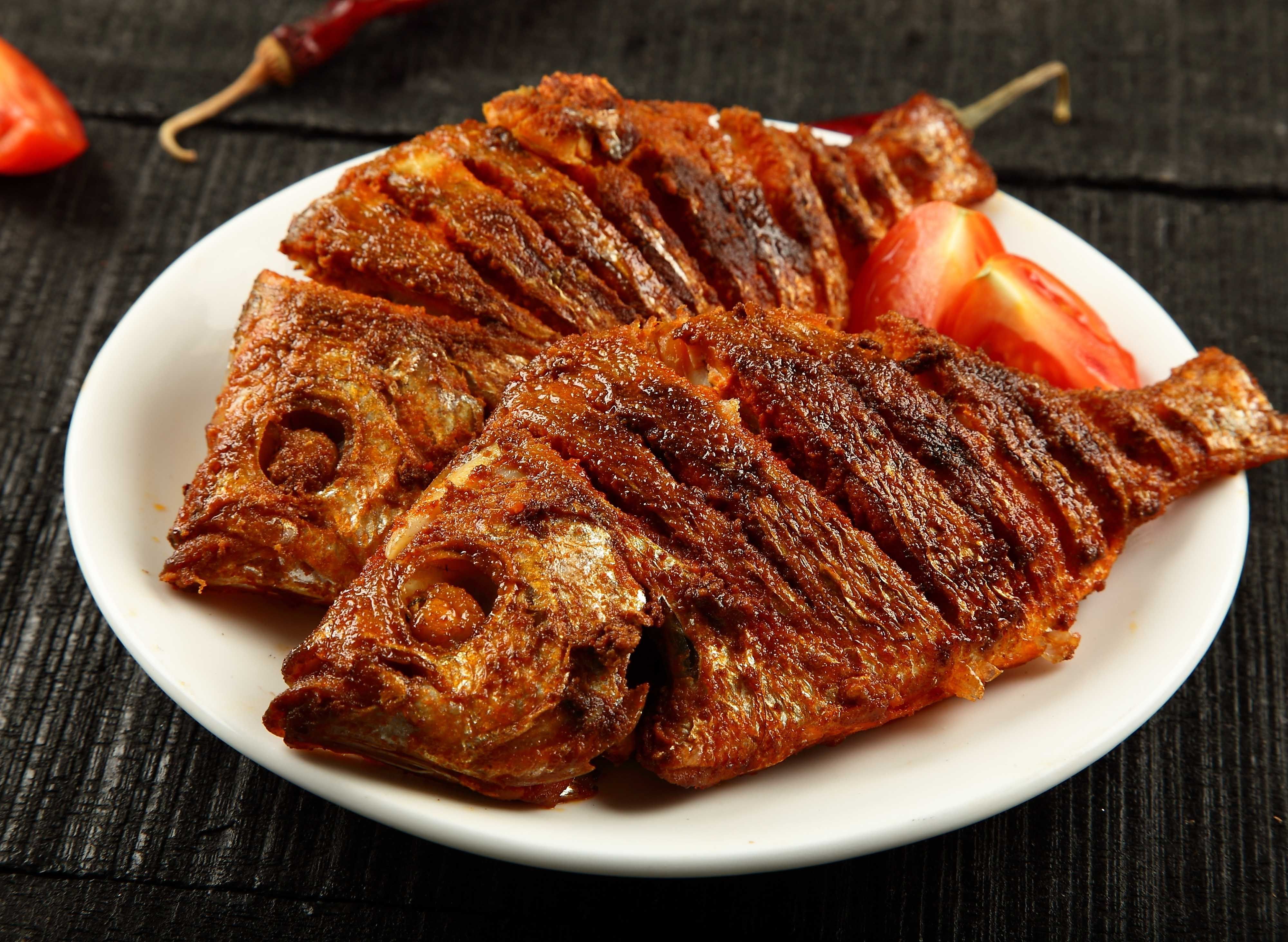 гарнир к рыбе жареной. поджаренная рыба. большая жареная рыба. жареная рыба с хрустящей корочкой. рыба fri.