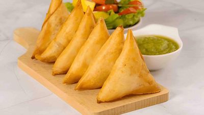 Qadeem Bnagali Samosa