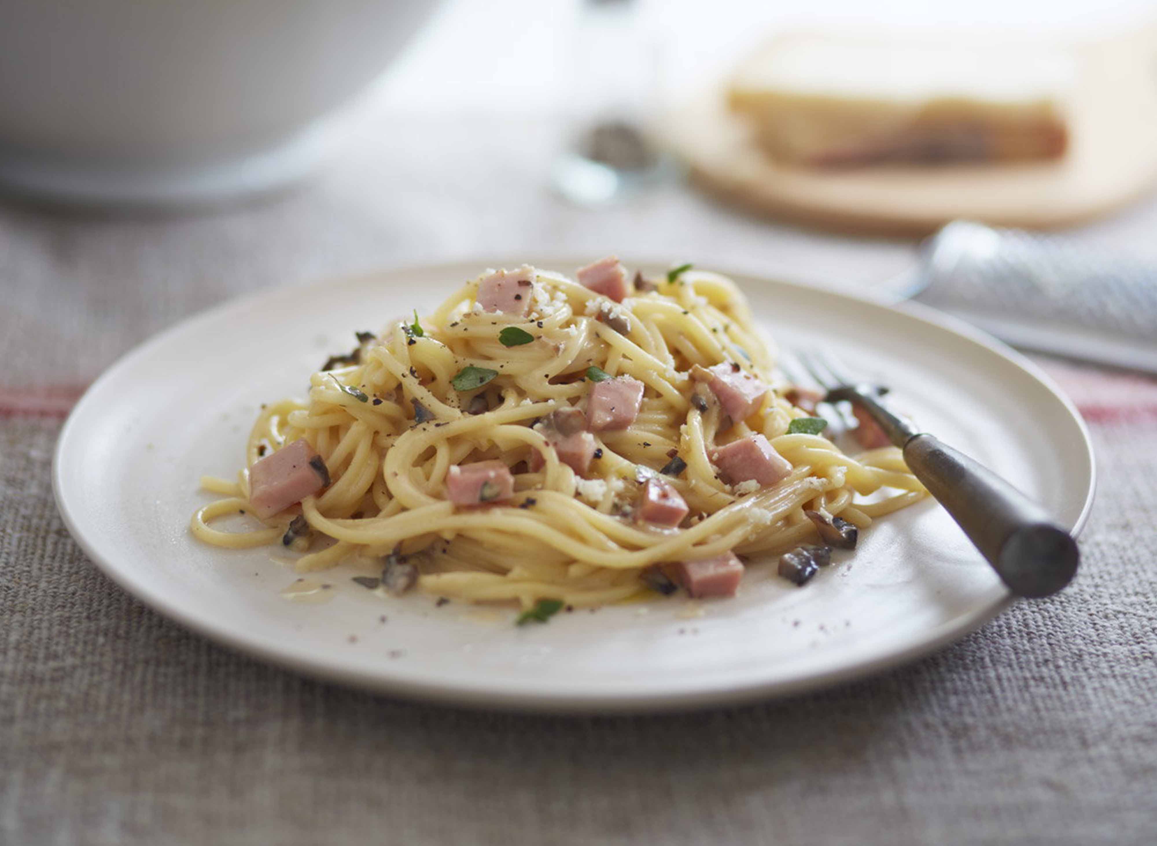 Рецепт карбонары со сливками. Карбонара с ветчиной. Паста a la Carbonara. 4 Пасты карбонара. Даниэла карбонара.