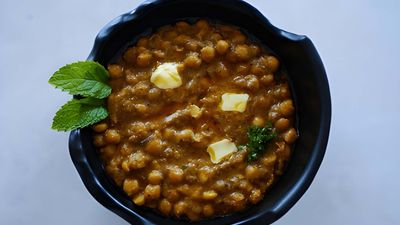 Pola Khoye Waly Chanay & Aloo Paratha, Chicken Paratha