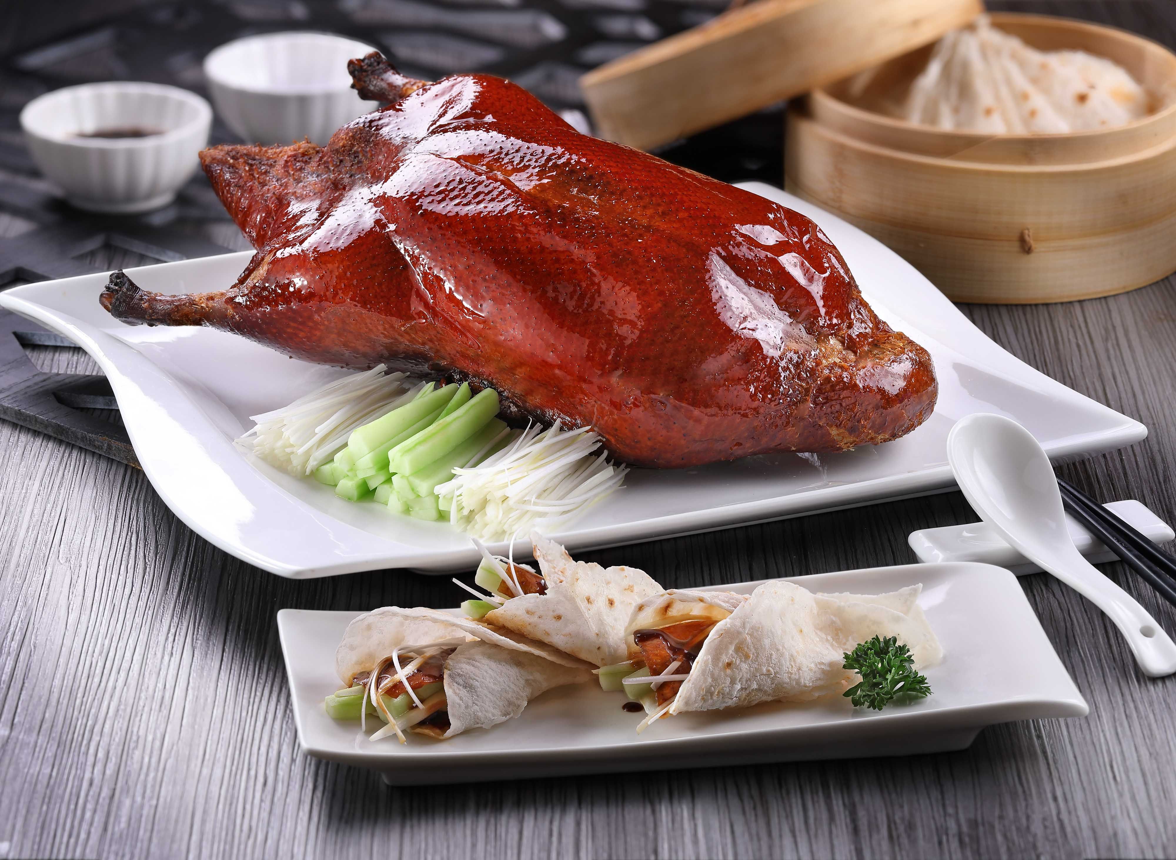 Утка по пекински. Китайская кухня утка по пекински. Утка по пекински Тануки. Peking Duck ресторан. Пекинская утка Живая.