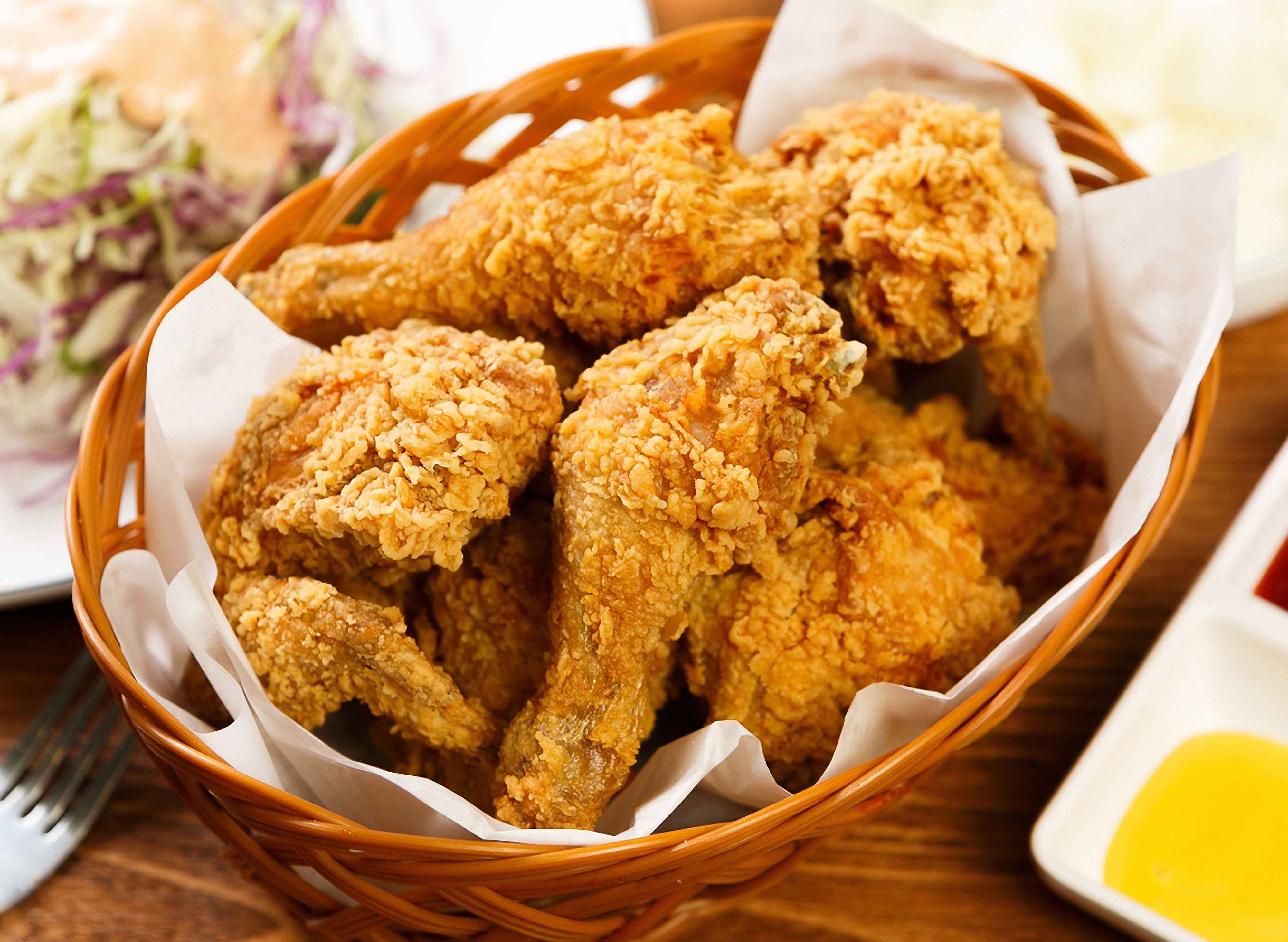 Fried chicken. Фрайд Чикен. Фрайд Чикен (куриные бёдрышки во фритюре). Фрайд Чикен Америка. Хрустящая курица.