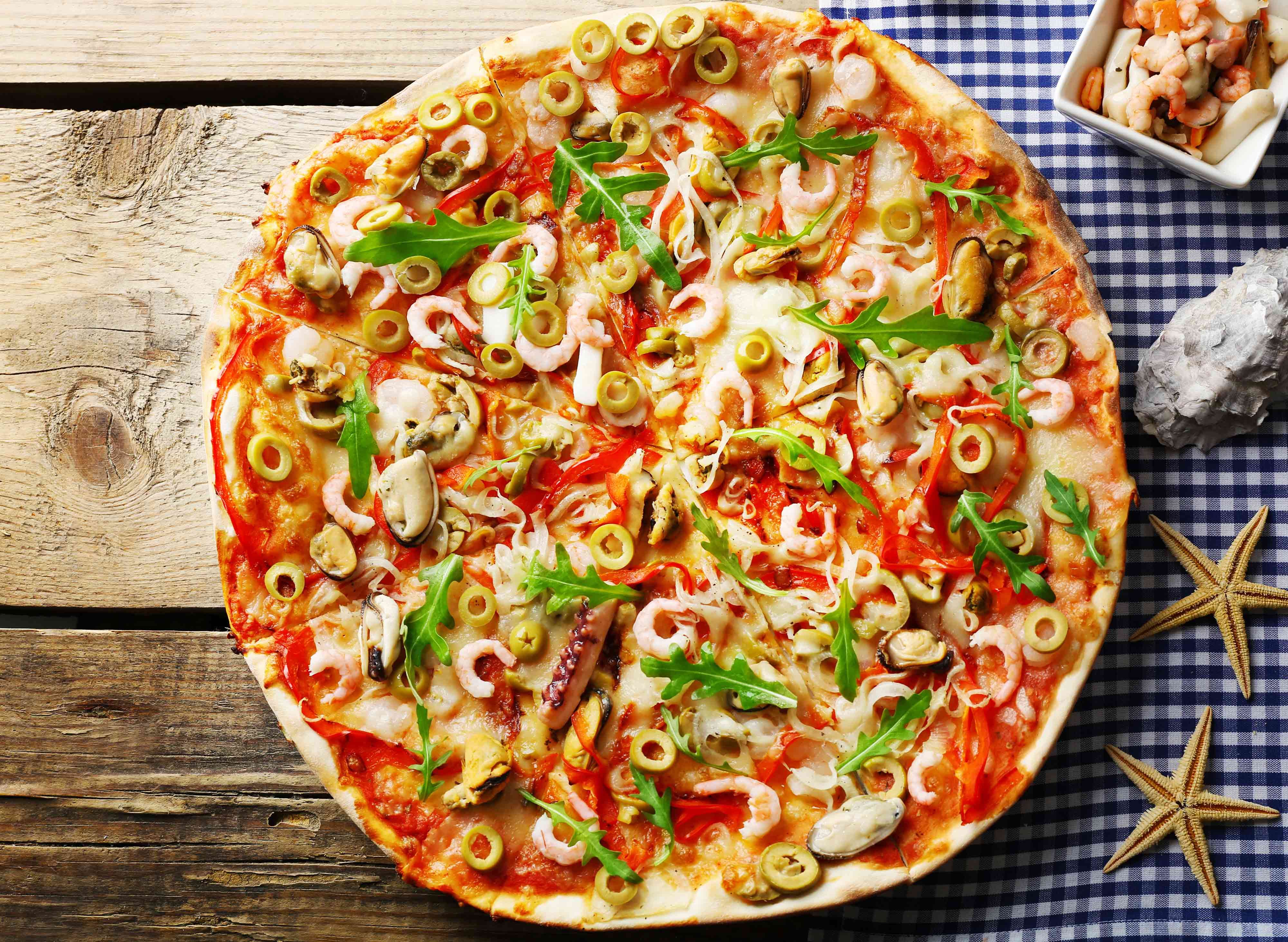 пицца охотничьи колбаски бекон халапеньо. пицца чили с перцем халапеньо. пицца ветчина шампиньоны болгарский перец пицца. пицца с ветчиной и болгарским перцем. пицца чили с перцем халапеньо.