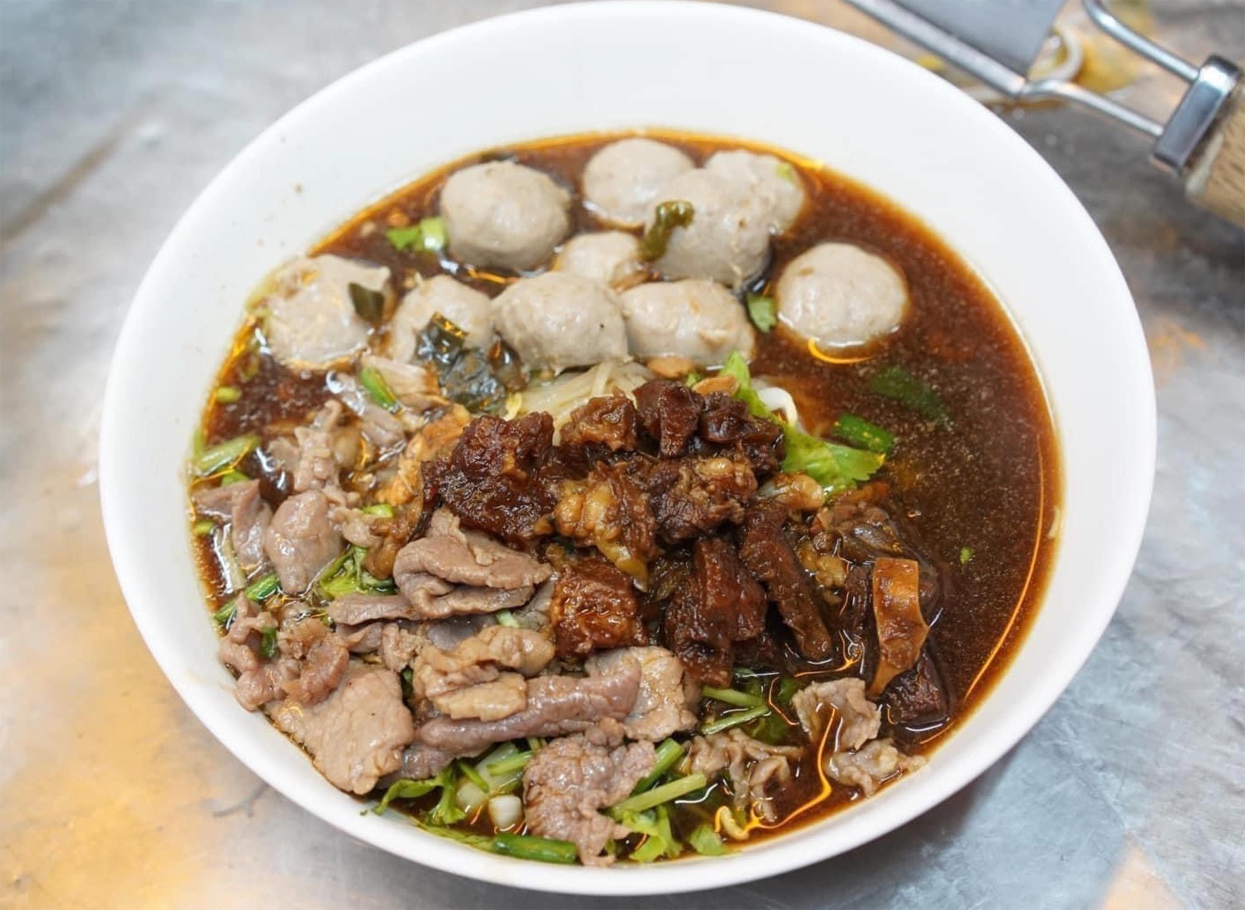 Kuai Tiao Nuea Na Rongphayaban BanPong (Ko Pun Chao Doem) delivery near