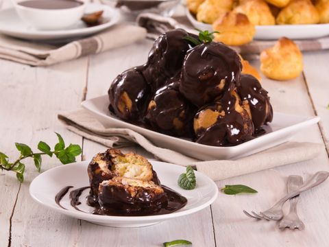 ALMA Bar-Pasticceria-Gelateria - Profiterol.. buon compleanno mamma..  #torta #happybirthday #compleanno #profiteroles #blackandwhite