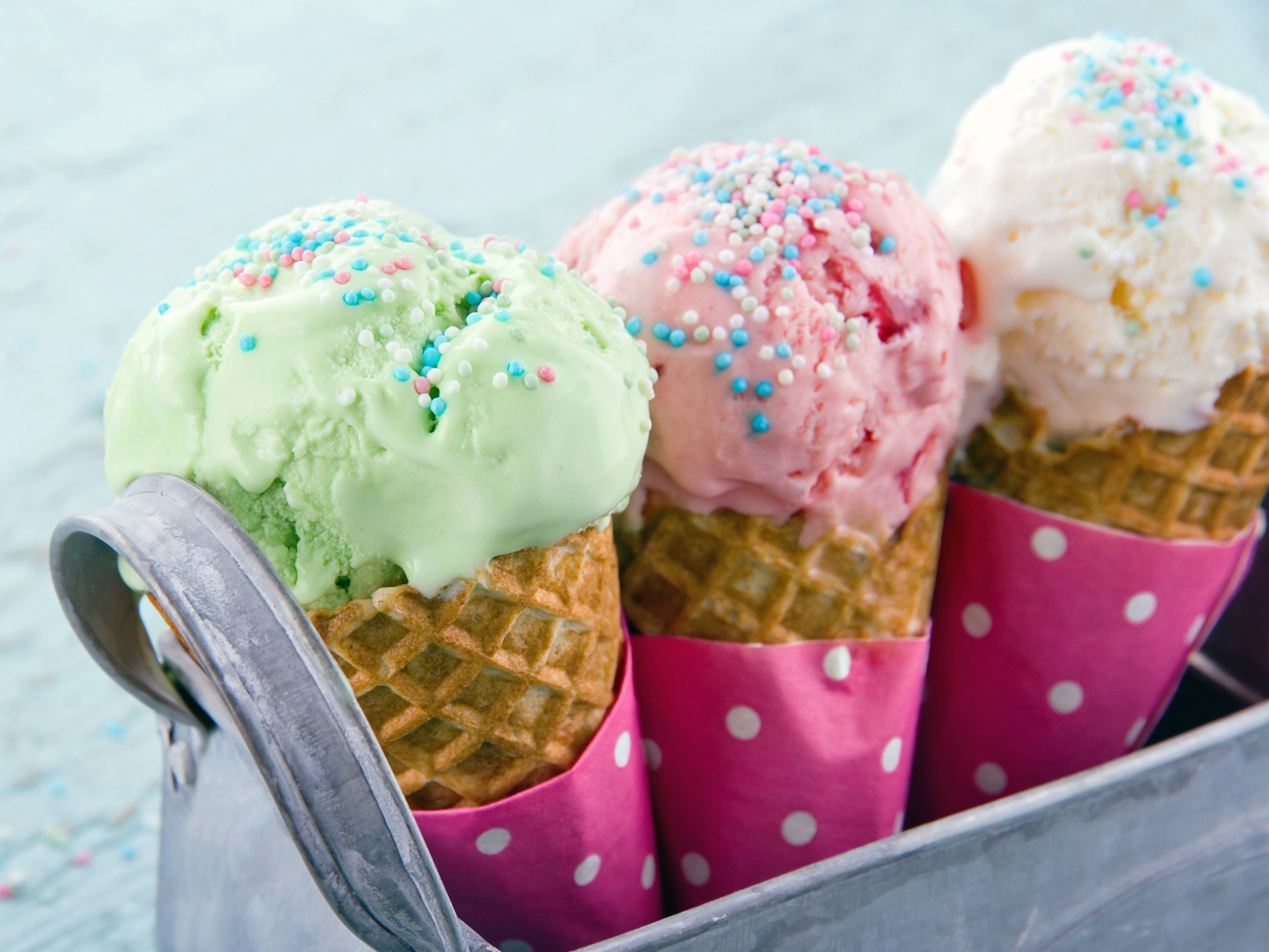 Какое мороженое взять. Какое мороженое взять. Мягкое мороженое в вафельном рожке. Упавшее мороженое. Gelato мороженое.