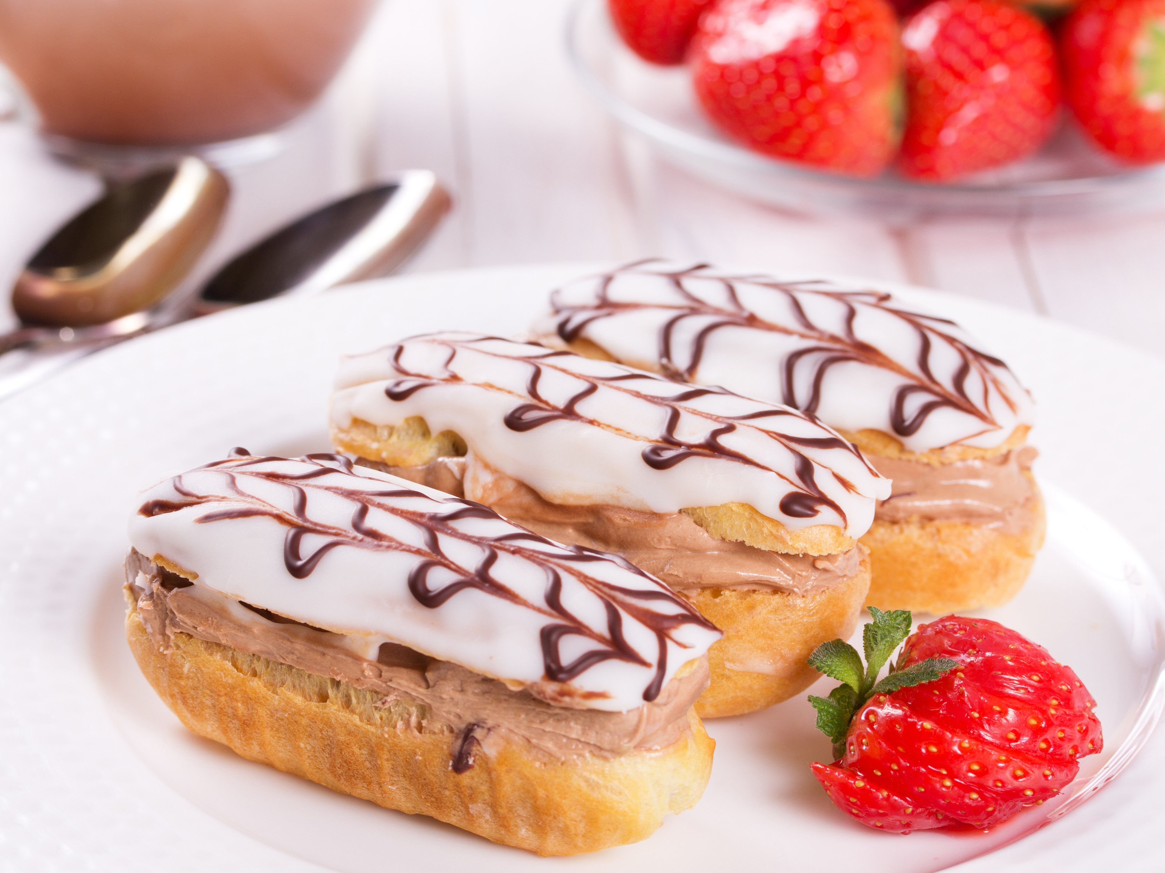 эклеры с кремом сверху. эклеры с белковым кремом. белковые эклеры. белковые эклеры. белковые эклеры.