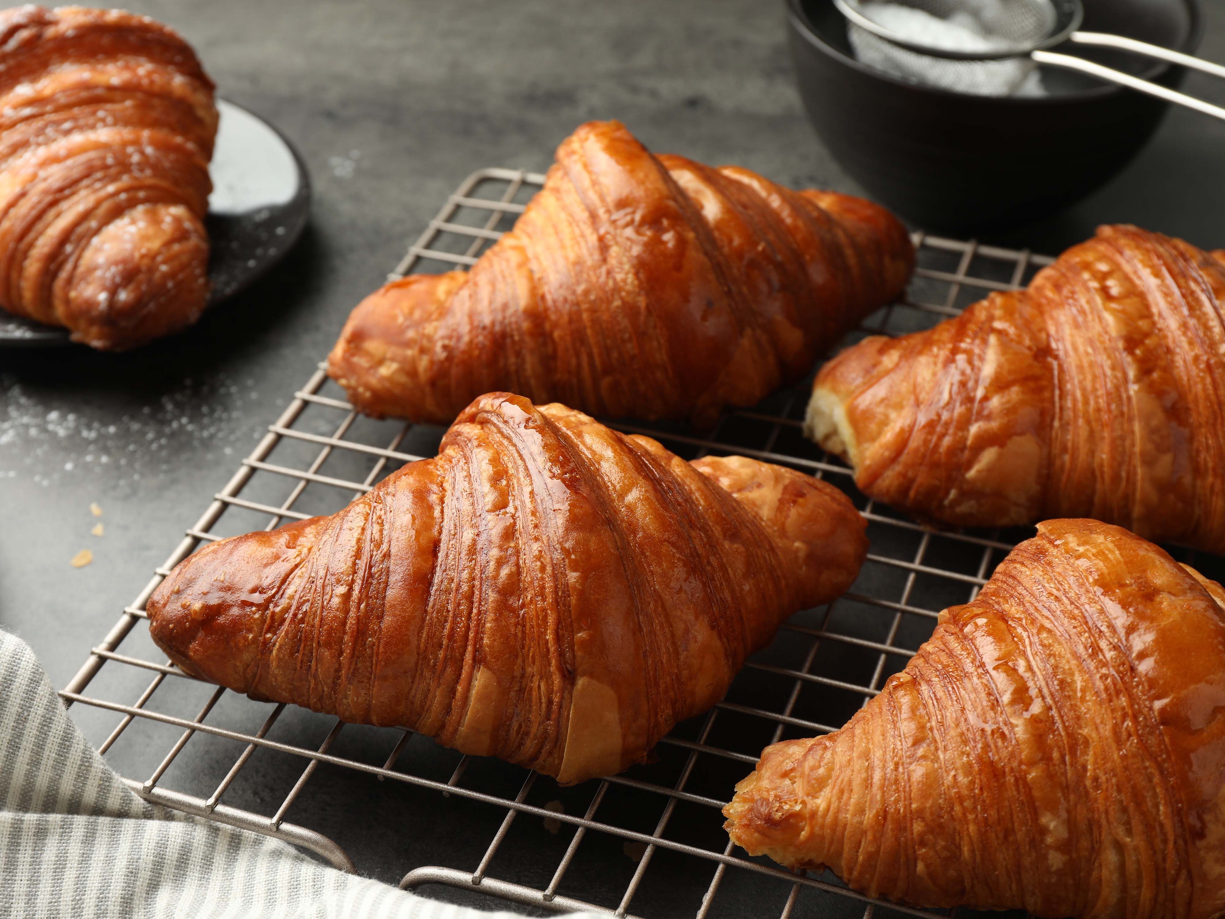 Ekru Kruvasan & Ekmek