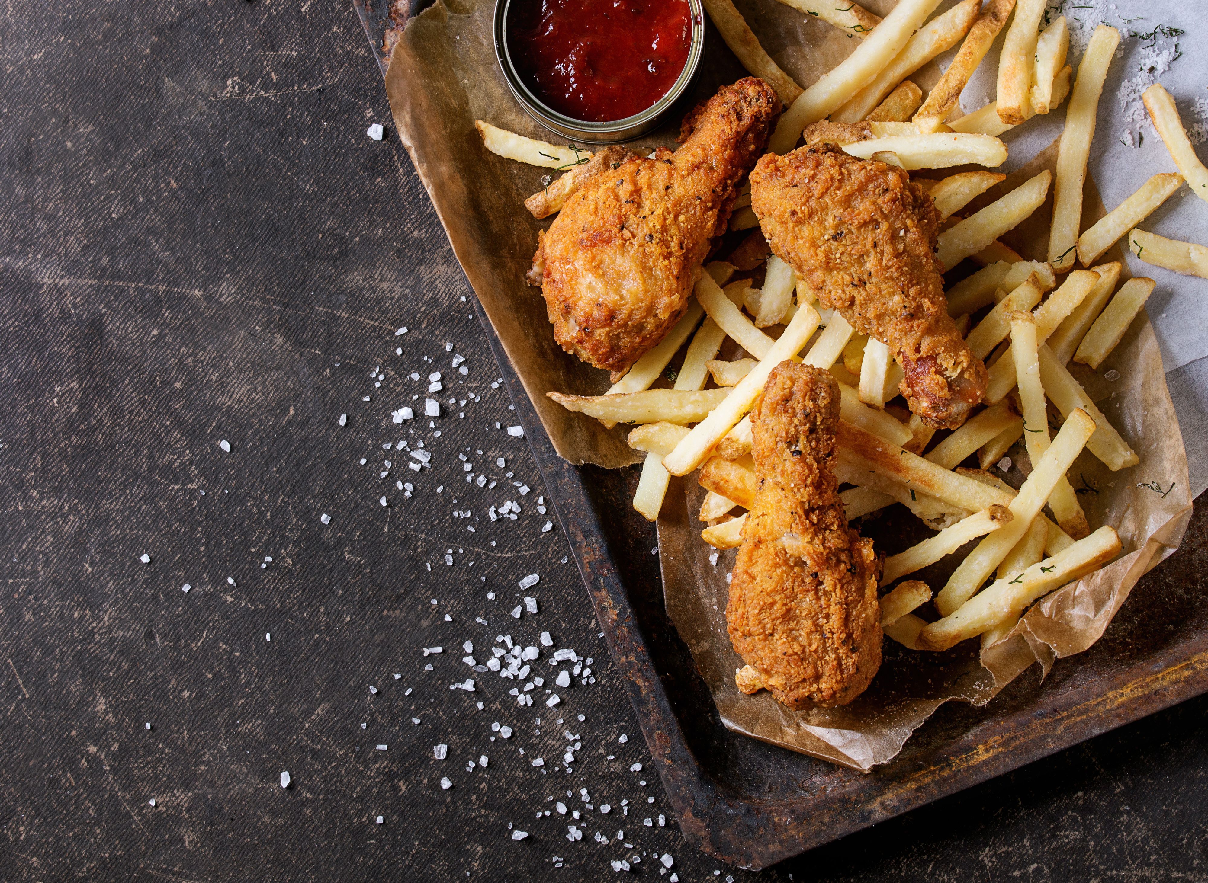 крылышки куриные чикен вингс. быстрое питание курица. быстрое питание курица. крылышки фаст фуд. фон для фаст фуда.