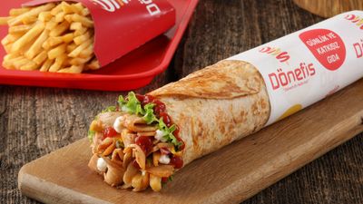 Bir qiz sahnada raqsga tushadi va yechinadi