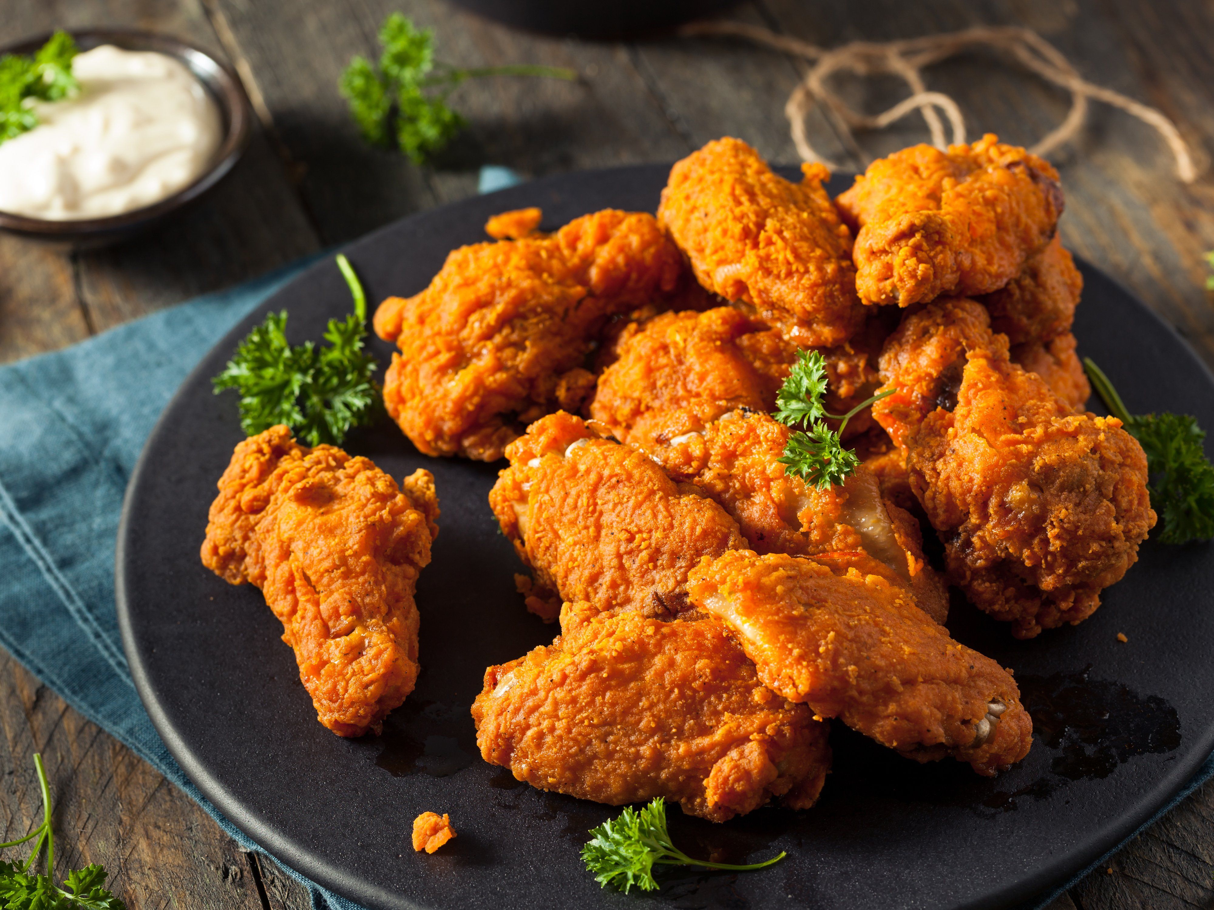 Fried chicken. Острые крылышки КФС. Фрайд Чикен (куриные бёдрышки во фритюре). Куриные крылышки во фритюре. Острые куриные крылышки КФС.