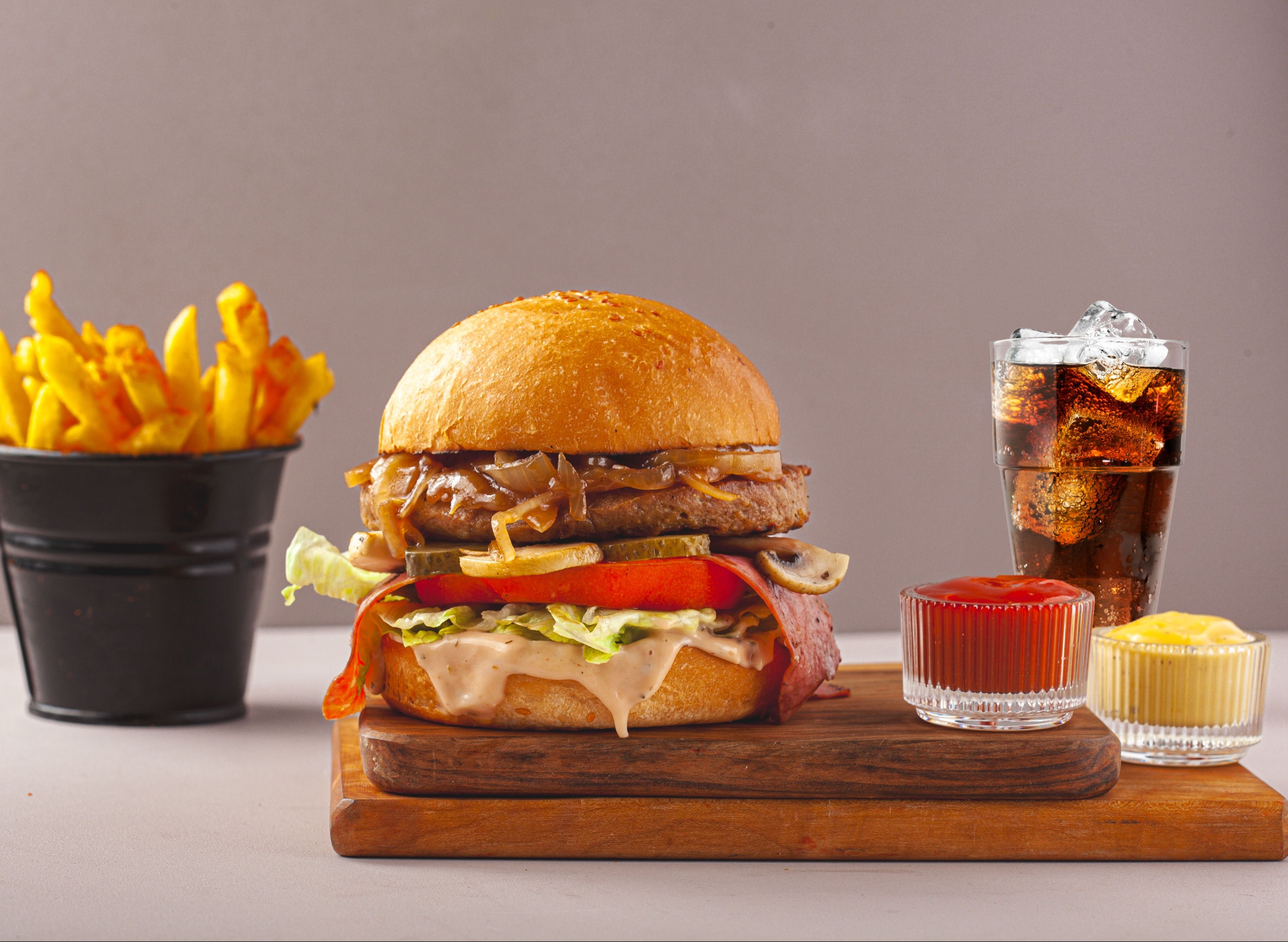 Queen's Burger vendor logo